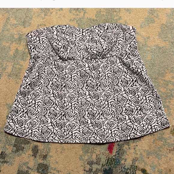 💜 SOLD💜 Strapless torrid top size 1 rose print - Picture 6 of 6